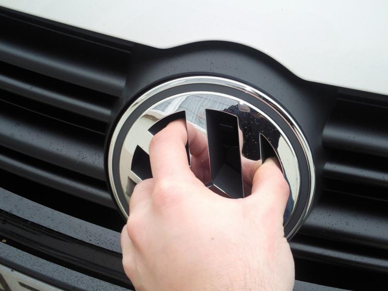 Comment changer le logo VW de la calandre avant sur Golf 5 / 6 / 7